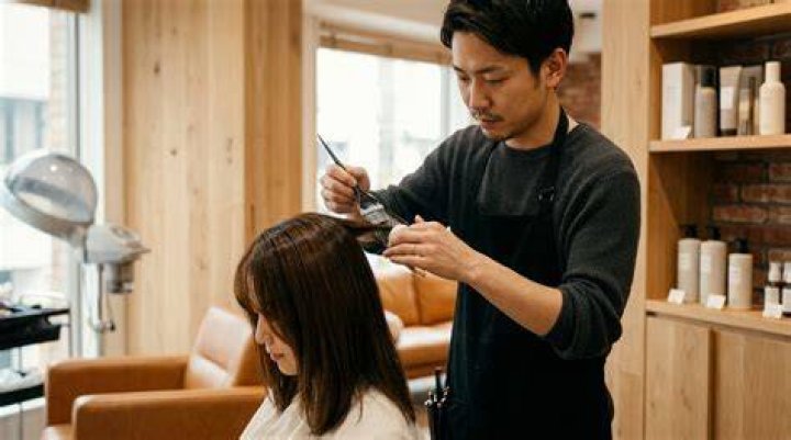 縮毛矯正とストレートパーマの違いは？仕組み・持ち・向き不向き